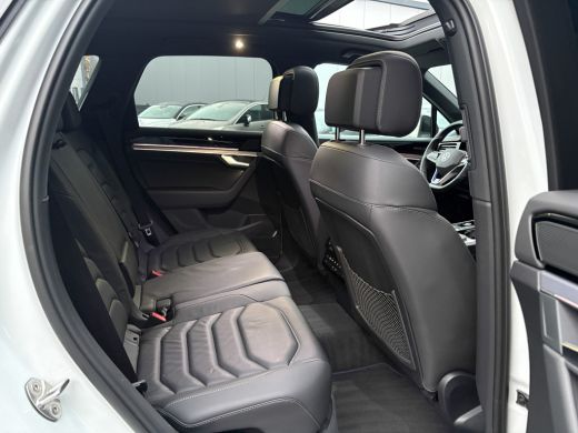 Volkswagen Touareg 3.0 TSi 4MOTION R | Luchtvering | Panodak | Trekhaak | Stoelkoeling | 360 Camera | Black Style | ... ActivLease financial lease