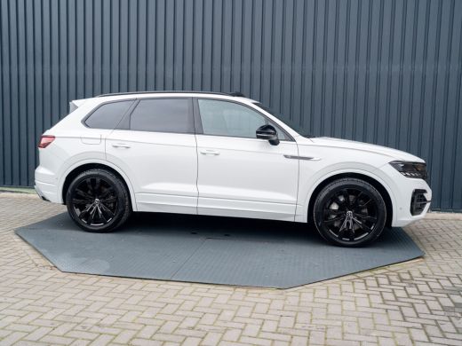 Volkswagen Touareg 3.0 TSi 4MOTION R | Luchtvering | Panodak | Trekhaak | Stoelkoeling | 360 Camera | Black Style | ... ActivLease financial lease