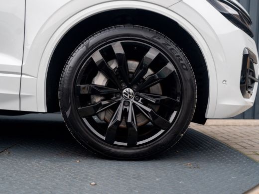 Volkswagen Touareg 3.0 TSi 4MOTION R | Luchtvering | Panodak | Trekhaak | Stoelkoeling | 360 Camera | Black Style | ... ActivLease financial lease