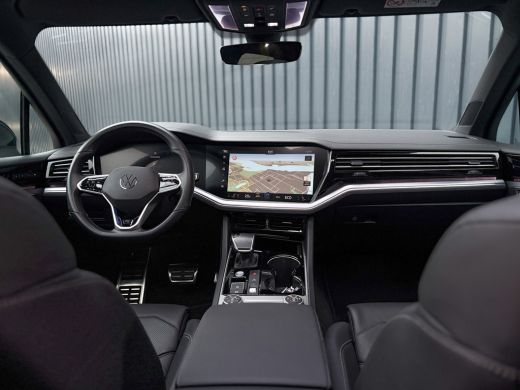 Volkswagen Touareg 3.0 TSi 4MOTION R | Luchtvering | Panodak | Trekhaak | Stoelkoeling | 360 Camera | Black Style | ... ActivLease financial lease