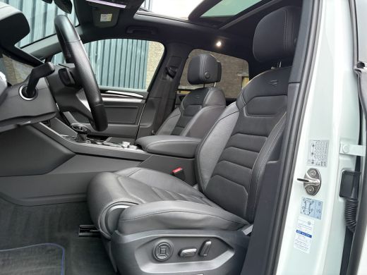 Volkswagen Touareg 3.0 TSi 4MOTION R | Luchtvering | Panodak | Trekhaak | Stoelkoeling | 360 Camera | Black Style | ... ActivLease financial lease