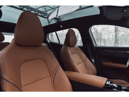 Volvo  EX30 Twin Motor Performance Ultra 69 kWh | Bruin Leder | Mat Groene Wrap | ActivLease financial lease