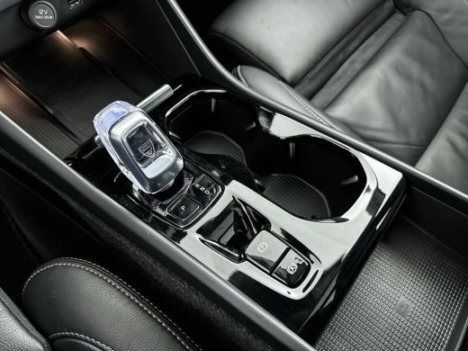 Volvo  XC40 T5 Recharge Ultimate Dark | 20" | Leder | Trekhaak | Getint glas | Panoramadak | Harman Kardon | ... ActivLease financial lease