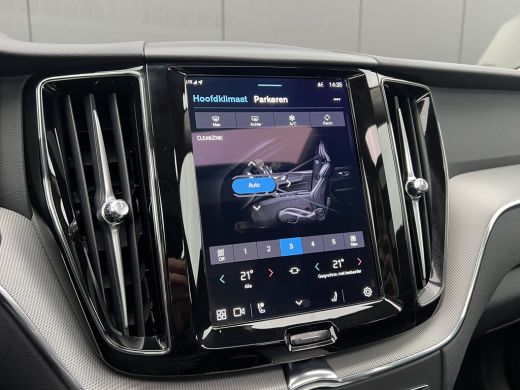 Volvo  XC60 2.0 T6 Plug-in hybrid AWD Plus Dark | Panoramadak | Trekhaak | 360 Camera | Stoel en stuurwielver... ActivLease financial lease