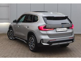 BMW iX1 eDrive20 High Executive xLine / Panoramadak / Trekhaak / Sportstoelen / Comfort Access / Stuurver...