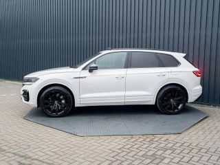 Volkswagen Touareg 3.0 TSi 4MOTION R | Luchtvering | Panodak | Trekhaak | Stoelkoeling | 360 Camera | Black Style | ...