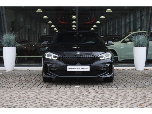 BMW 1 Serie 118i M Sport Automaat / Panoramadak / Sportstoelen / M Sportonderstel / LED / Live Cockpit Profes... ActivLease financial lease