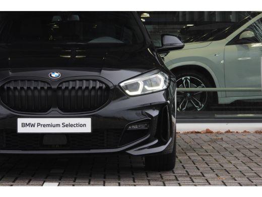 BMW 1 Serie 118i M Sport Automaat / Panoramadak / Sportstoelen / M Sportonderstel / LED / Live Cockpit Profes... ActivLease financial lease