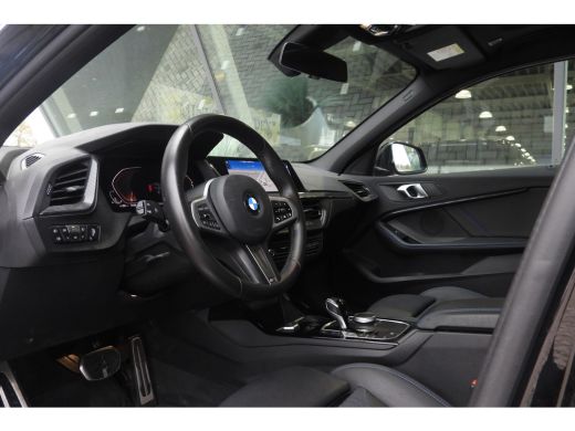 BMW 1 Serie 118i M Sport Automaat / Panoramadak / Sportstoelen / M Sportonderstel / LED / Live Cockpit Profes... ActivLease financial lease