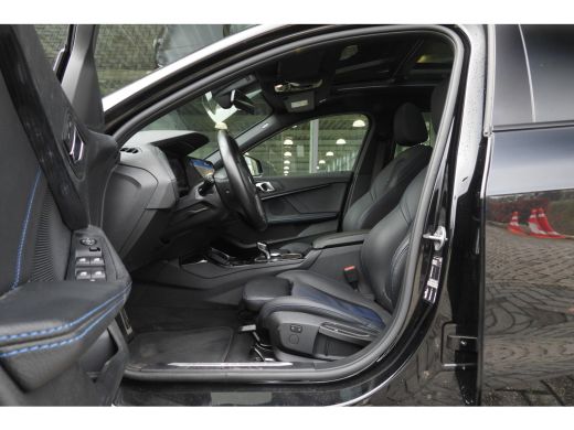 BMW 1 Serie 118i M Sport Automaat / Panoramadak / Sportstoelen / M Sportonderstel / LED / Live Cockpit Profes... ActivLease financial lease