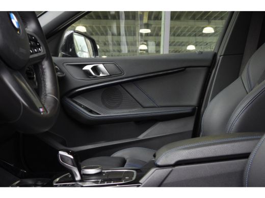 BMW 1 Serie 118i M Sport Automaat / Panoramadak / Sportstoelen / M Sportonderstel / LED / Live Cockpit Profes... ActivLease financial lease