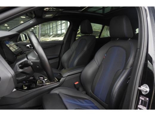 BMW 1 Serie 118i M Sport Automaat / Panoramadak / Sportstoelen / M Sportonderstel / LED / Live Cockpit Profes... ActivLease financial lease