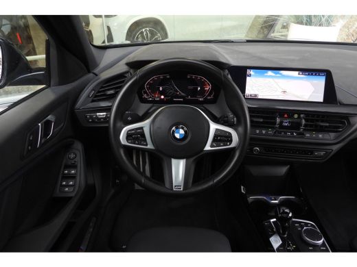 BMW 1 Serie 118i M Sport Automaat / Panoramadak / Sportstoelen / M Sportonderstel / LED / Live Cockpit Profes... ActivLease financial lease