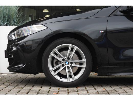 BMW 1 Serie 118i M Sport Automaat / Panoramadak / Sportstoelen / M Sportonderstel / LED / Live Cockpit Profes... ActivLease financial lease