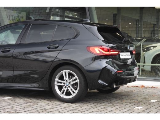 BMW 1 Serie 118i M Sport Automaat / Panoramadak / Sportstoelen / M Sportonderstel / LED / Live Cockpit Profes... ActivLease financial lease