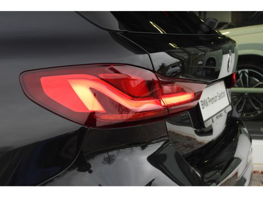 BMW 1 Serie 118i M Sport Automaat / Panoramadak / Sportstoelen / M Sportonderstel / LED / Live Cockpit Profes... ActivLease financial lease