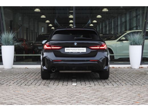 BMW 1 Serie 118i M Sport Automaat / Panoramadak / Sportstoelen / M Sportonderstel / LED / Live Cockpit Profes... ActivLease financial lease