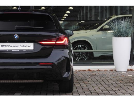 BMW 1 Serie 118i M Sport Automaat / Panoramadak / Sportstoelen / M Sportonderstel / LED / Live Cockpit Profes... ActivLease financial lease