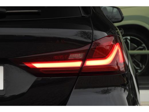 BMW 1 Serie 118i M Sport Automaat / Panoramadak / Sportstoelen / M Sportonderstel / LED / Live Cockpit Profes... ActivLease financial lease