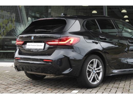 BMW 1 Serie 118i M Sport Automaat / Panoramadak / Sportstoelen / M Sportonderstel / LED / Live Cockpit Profes... ActivLease financial lease