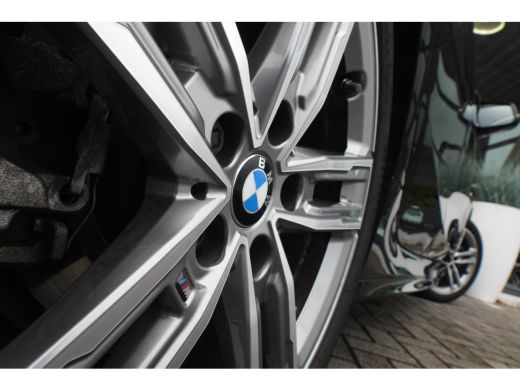 BMW 1 Serie 118i M Sport Automaat / Panoramadak / Sportstoelen / M Sportonderstel / LED / Live Cockpit Profes... ActivLease financial lease