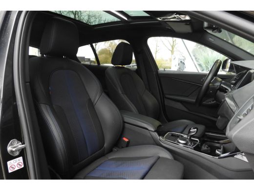 BMW 1 Serie 118i M Sport Automaat / Panoramadak / Sportstoelen / M Sportonderstel / LED / Live Cockpit Profes... ActivLease financial lease