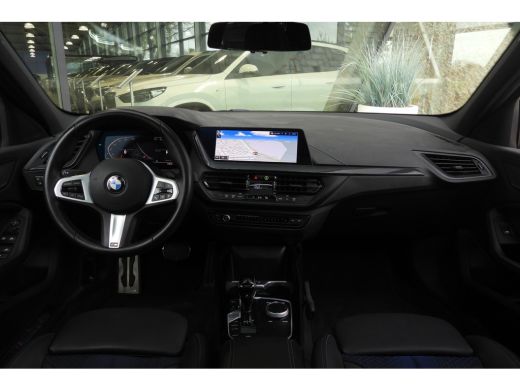BMW 1 Serie 118i M Sport Automaat / Panoramadak / Sportstoelen / M Sportonderstel / LED / Live Cockpit Profes... ActivLease financial lease