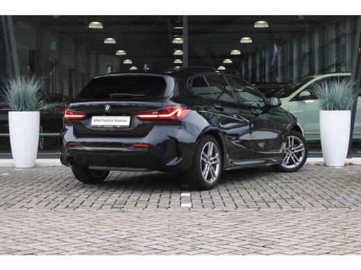 BMW 1 Serie 118i M Sport Automaat / Panoramadak / Sportstoelen / M Sportonderstel / LED / Live Cockpit Profes... ActivLease financial lease