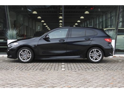 BMW 1 Serie 118i M Sport Automaat / Panoramadak / Sportstoelen / M Sportonderstel / LED / Live Cockpit Profes... ActivLease financial lease