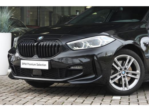 BMW 1 Serie 118i M Sport Automaat / Panoramadak / Sportstoelen / M Sportonderstel / LED / Live Cockpit Profes... ActivLease financial lease