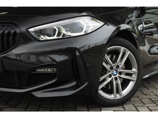BMW 1 Serie 118i M Sport Automaat / Panoramadak / Sportstoelen / M Sportonderstel / LED / Live Cockpit Profes... ActivLease financial lease