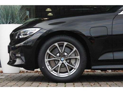 BMW 3 Serie Touring 330e eDrive High Executive Sport Line Automaat / Sportstoelen / Achteruitrijcamera / LED ... ActivLease financial lease