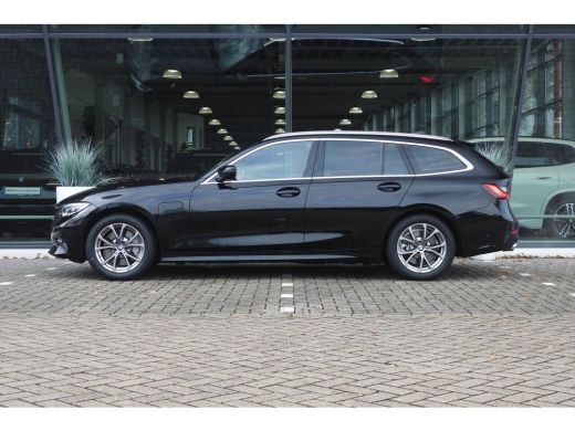BMW 3 Serie Touring 330e eDrive High Executive Sport Line Automaat / Sportstoelen / Achteruitrijcamera / LED ... ActivLease financial lease
