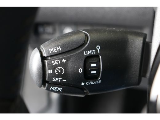 Peugeot 2008 1.2 PureTech 130PK Allure | Navi | Clima | Cruise | Camera | Parkeersensoren | 17" Lichtmetaal | ... ActivLease financial lease