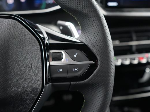 Peugeot 208 GT | Armsteunen op de voorportieren bekleed met kunstleder met groen sierstiksel (GT-Line) | Clim... ActivLease financial lease