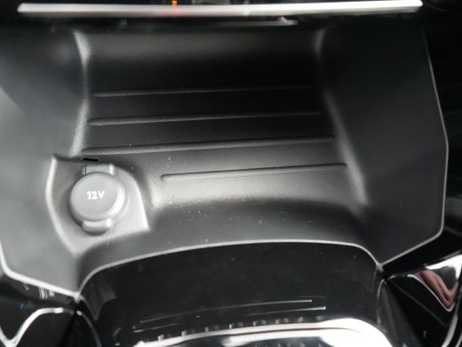 Peugeot 208 GT | Armsteunen op de voorportieren bekleed met kunstleder met groen sierstiksel (GT-Line) | Clim... ActivLease financial lease