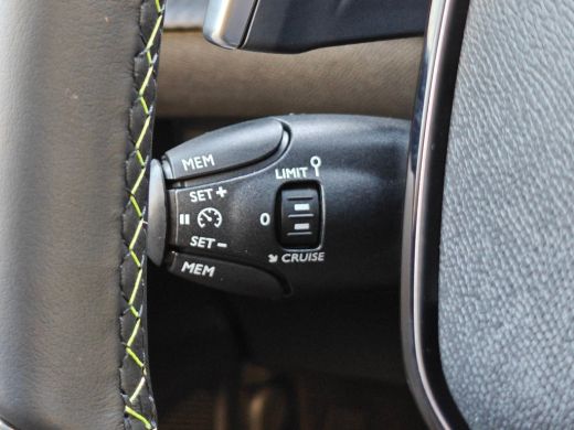 Peugeot 208 GT | Armsteunen op de voorportieren bekleed met kunstleder met groen sierstiksel (GT-Line) | Clim... ActivLease financial lease