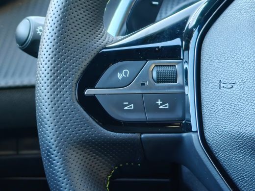 Peugeot 208 GT | Armsteunen op de voorportieren bekleed met kunstleder met groen sierstiksel (GT-Line) | Clim... ActivLease financial lease