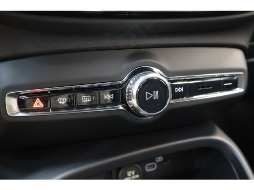 Volvo  EC40 175 kW 238PK Plus Black Edition | Black Pack | Getint Glas | Climate | HK Audio ActivLease financial lease