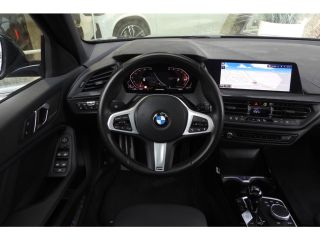 BMW 1 Serie 118i M Sport Automaat / Panoramadak / Sportstoelen / M Sportonderstel / LED / Live Cockpit Profes...