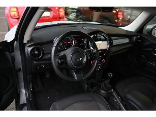 Mini One One / Essential / LED / Navigatie / Airconditioning / Cruise Control ActivLease financial lease