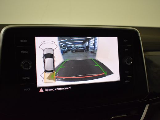 Volkswagen T-Roc R-Line 150pk DSG/AUTO | Trekhaak | Park assist | Adaptief cruise control | Camera achter | Naviga... ActivLease financial lease