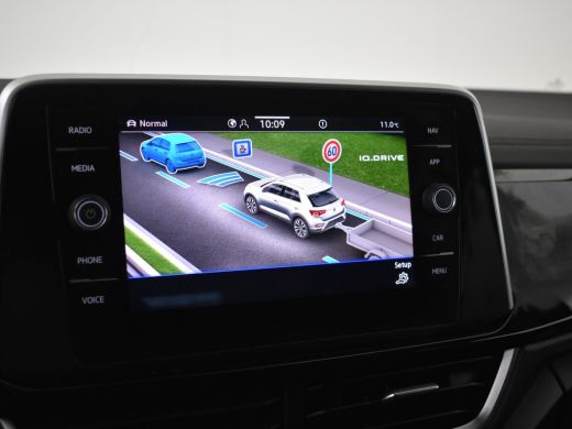 Volkswagen T-Roc R-Line 150pk DSG/AUTO | Trekhaak | Park assist | Adaptief cruise control | Camera achter | Naviga... ActivLease financial lease