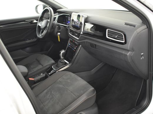 Volkswagen T-Roc R-Line 150pk DSG/AUTO | Trekhaak | Park assist | Adaptief cruise control | Camera achter | Naviga... ActivLease financial lease