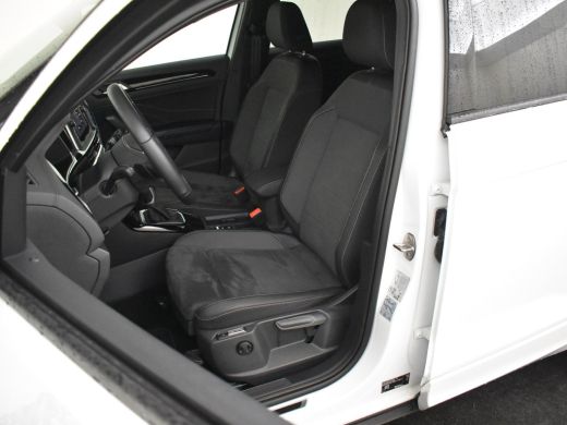 Volkswagen T-Roc R-Line 150pk DSG/AUTO | Trekhaak | Park assist | Adaptief cruise control | Camera achter | Naviga... ActivLease financial lease