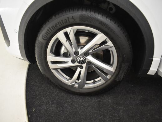 Volkswagen T-Roc R-Line 150pk DSG/AUTO | Trekhaak | Park assist | Adaptief cruise control | Camera achter | Naviga... ActivLease financial lease