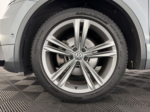 Volkswagen Tiguan Allspace 1.5 TSI R-line Highline Business (7-Pers.) (INCL-BTW) Aut * PANO | NAVI-FULLMAP | XENON | ALCANTA... ActivLease financial lease