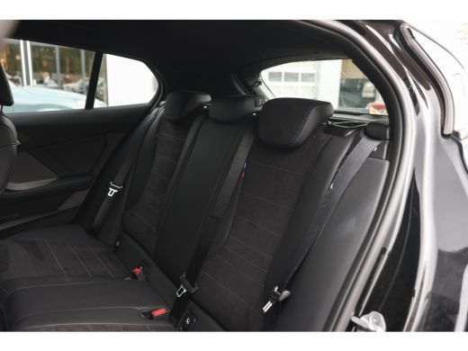 BMW 1 Serie 120 M Sport Automaat / Sportstoelen / Achteruitrijcamera / M Adaptief onderstel / Comfort Access ... ActivLease financial lease