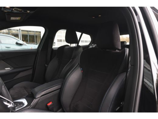 BMW 1 Serie 120 M Sport Automaat / Sportstoelen / Achteruitrijcamera / M Adaptief onderstel / Comfort Access ... ActivLease financial lease