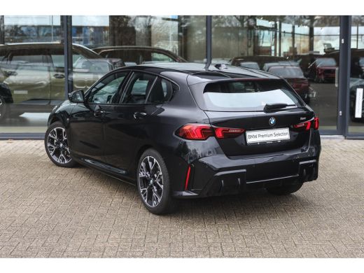 BMW 1 Serie 120 M Sport Automaat / Sportstoelen / Achteruitrijcamera / M Adaptief onderstel / Comfort Access ... ActivLease financial lease